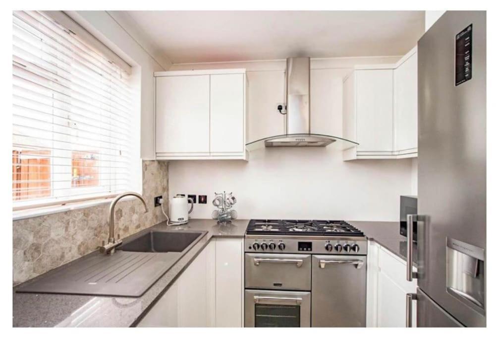 2 Bed - Walking Distance To Harry Potter Studio Apartment Watford  Bagian luar foto